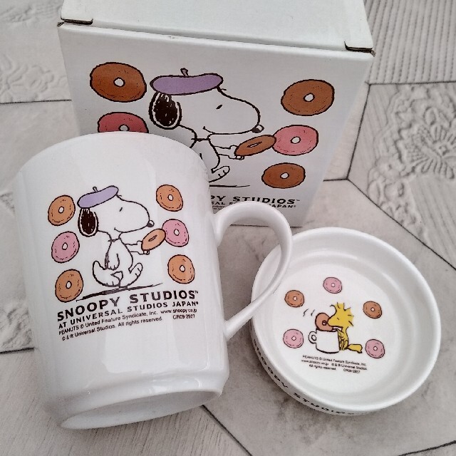 SNOOPY(スヌーピー)のスヌーピーマグカップ&小皿セット インテリア/住まい/日用品のキッチン/食器(グラス/カップ)の商品写真