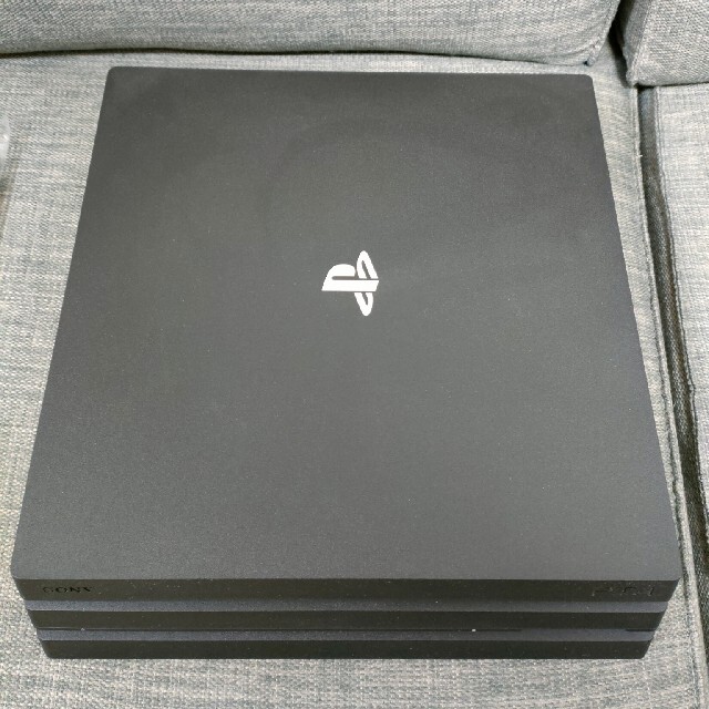 PlayStation4(プレイステーション4)のSONY PlayStation4 Pro 本体  CUH-7000BB01 エンタメ/ホビーのゲームソフト/ゲーム機本体(家庭用ゲーム機本体)の商品写真