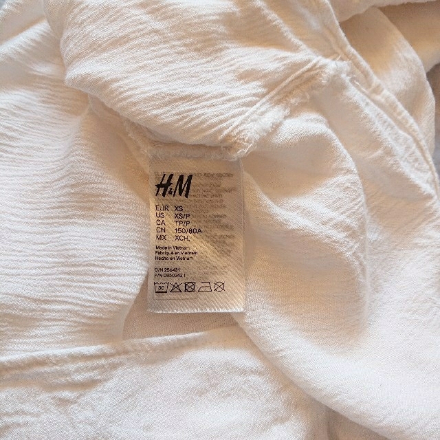 H&M(エイチアンドエム)のH&M  ブラウス ホワイト レディースのトップス(シャツ/ブラウス(半袖/袖なし))の商品写真