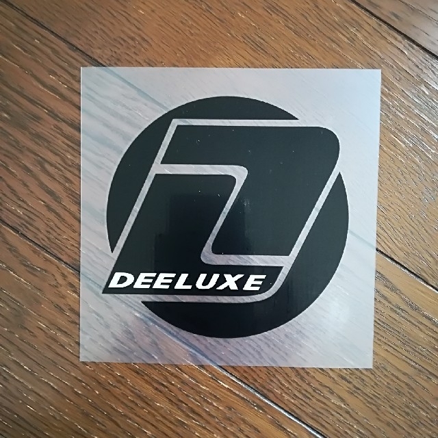 DEELUXE(ディーラックス)のステッカー ディーラックス スポーツ/アウトドアのスノーボード(アクセサリー)の商品写真