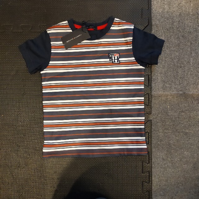 TOMMY HILFIGER(トミーヒルフィガー)の新品☆トミー・ヒルフィガーＴシャツ☆110 キッズ/ベビー/マタニティのキッズ服男の子用(90cm~)(Tシャツ/カットソー)の商品写真