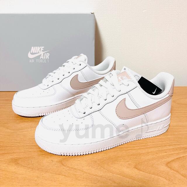 NIKE(ナイキ)の新品 24 NIKE ナイキ エアフォース1 ホワイト ピンク ベージュ 白 レディースの靴/シューズ(スニーカー)の商品写真