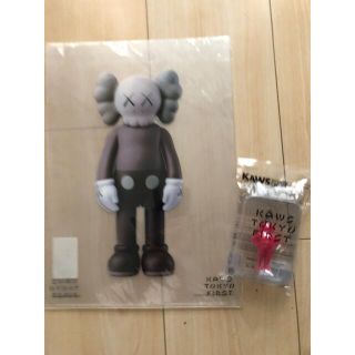 メディコムトイ(MEDICOM TOY)のKAWS TOKYO FIRST カウズ キーホルダー  クリアファイル(キャラクターグッズ)