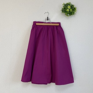 ジーユー(GU)の赤紫　スカート　GU  春物(ひざ丈スカート)