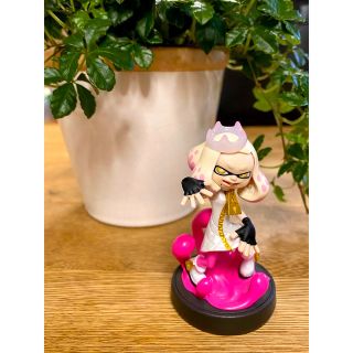 ニンテンドースイッチ(Nintendo Switch)のスプラトゥーンamiiboフィギュア+プレイスタンド のセット(ゲームキャラクター)