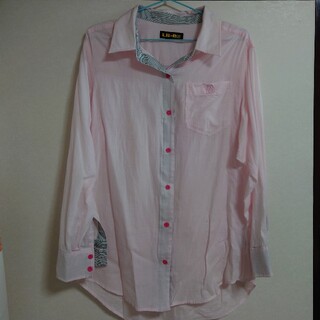 LB-03のピンクのシャツ