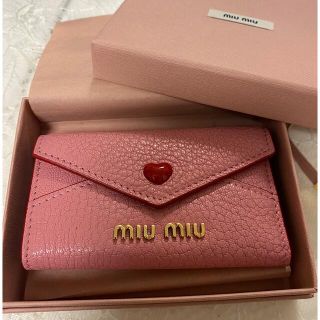 ミュウミュウ(miumiu)の【新品未使用】miumiu マドラスラブ　キーケース  ピンク(キーケース)