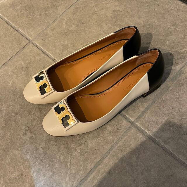 Tory Burch(トリーバーチ)のTORY BURCH トリーバーチ gigi バイカラー パンプス フラット レディースの靴/シューズ(ハイヒール/パンプス)の商品写真