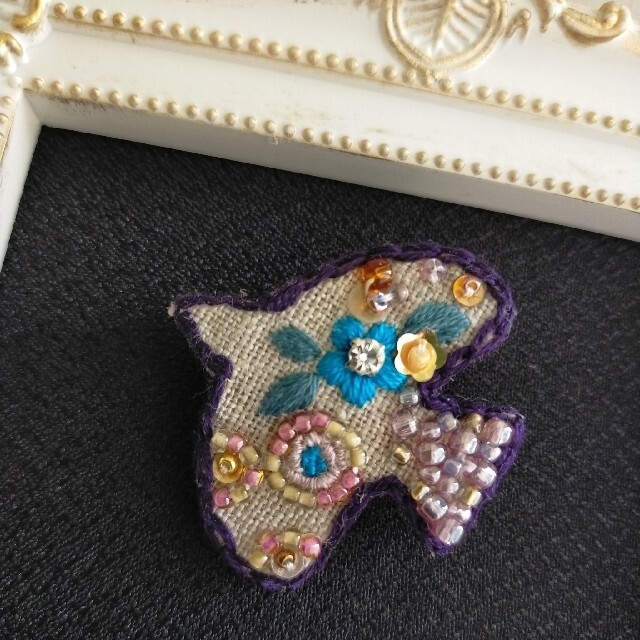 手刺繍ブローチ 北欧バード スパンコール ビーズ刺繍の通販 by MOS. shop|ラクマ 北欧デザイン* 手刺繍ブローチ ビーズ スパンコール 鳥 フラワーデザイン
