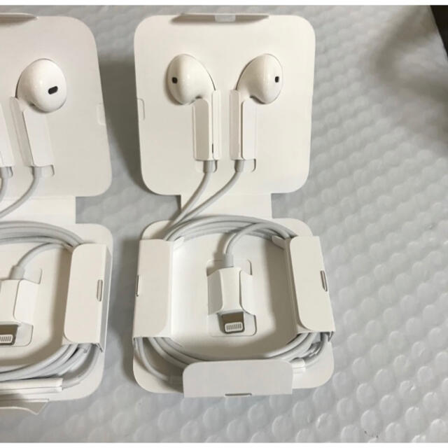 Apple(アップル)の新品未使用　Apple純正　イヤホン スマホ/家電/カメラのオーディオ機器(ヘッドフォン/イヤフォン)の商品写真