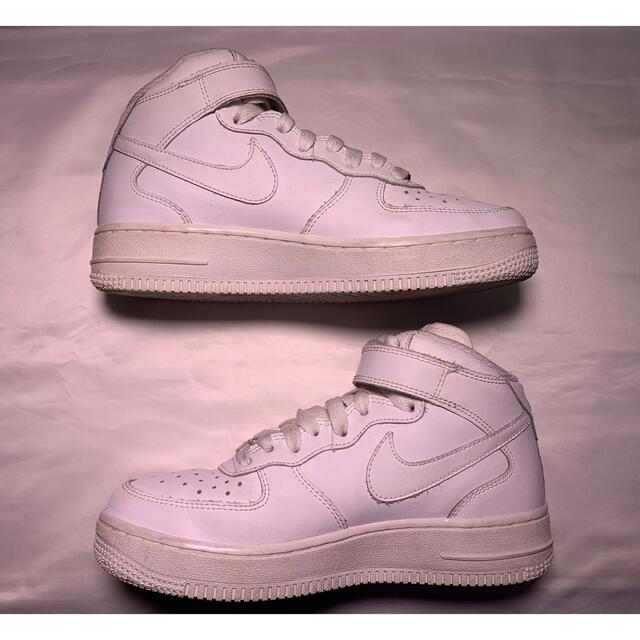 NIKE(ナイキ)のNIKE AIR FORCE 1 MID GS WHITE 22.5cm レディースの靴/シューズ(スニーカー)の商品写真