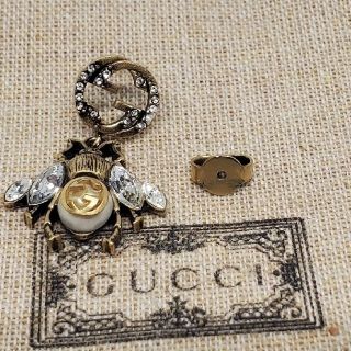 グッチ(Gucci)の【超レア現行美品】インターロッキングG付き ビー（ハチ） ピアス 片耳(ピアス(片耳用))