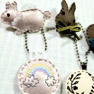 ＊虹刺繍ストラップ＊虹　レインボー　ピンク　キーホルダー　プチギフト　プレゼント