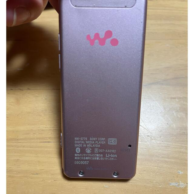 WALKMAN(ウォークマン)の再値下げ中！WALKMAN ウォークマン　スピーカー　充電器付き スマホ/家電/カメラのオーディオ機器(ポータブルプレーヤー)の商品写真