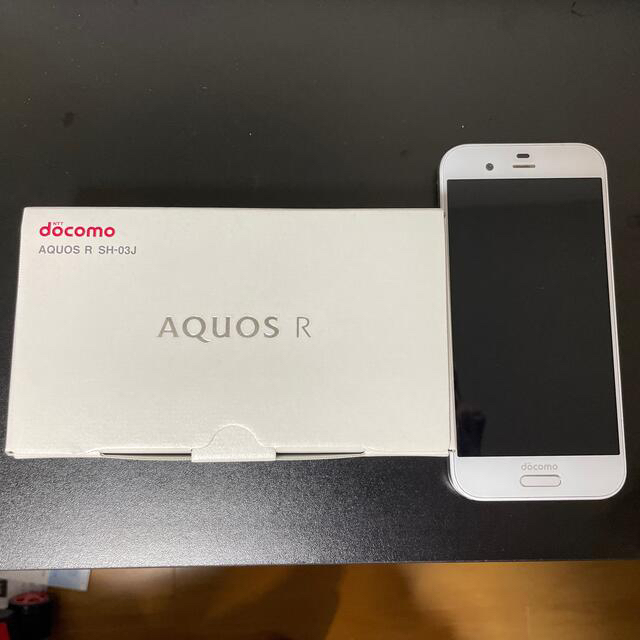 AQUOS(アクオス)のSHARP AQUOS R SH-03J Zirconia White スマホ/家電/カメラのスマートフォン/携帯電話(スマートフォン本体)の商品写真