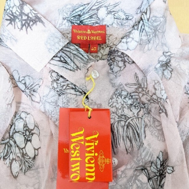 Vivienne Westwood(ヴィヴィアンウエストウッド)の新品未使用　タグ付き　ブラウス　インポート　お祝いや結婚式にも　ヴィヴィアン レディースのトップス(シャツ/ブラウス(長袖/七分))の商品写真