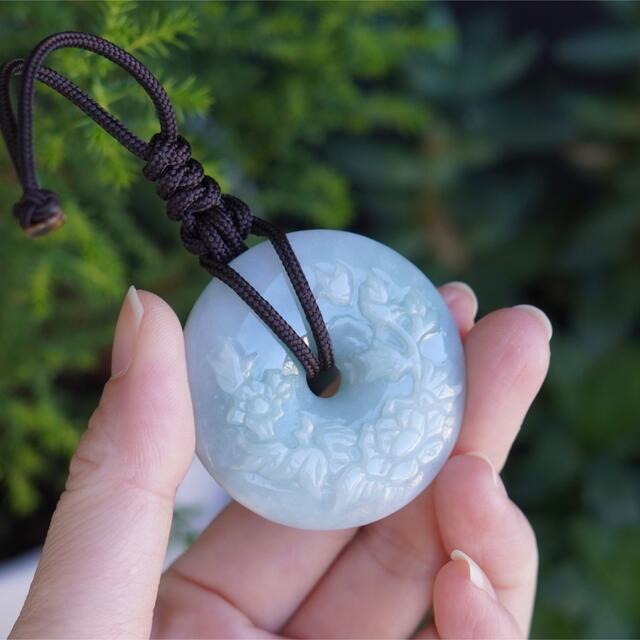 本翡翠 蝶と牡丹 両面彫刻⭐️玉壁⭐️ペンダント 新品 | loja