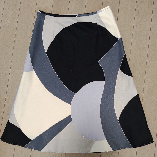 UNTITLED(アンタイトル)のアンタイトル　スカート レディースのスカート(ひざ丈スカート)の商品写真