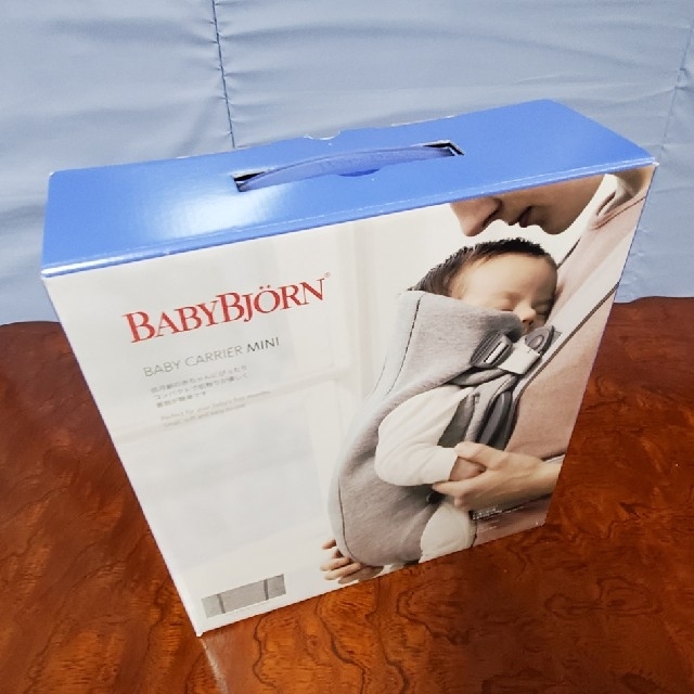 BABYBJORN(ベビービョルン)のBABY CARRIER　MINI (説明書付き) キッズ/ベビー/マタニティの外出/移動用品(抱っこひも/おんぶひも)の商品写真