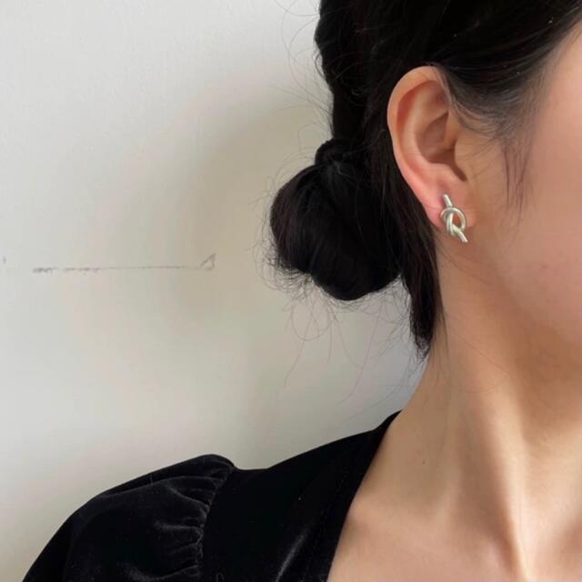 CELINE シルバー ロゴスタッドピアス ノットスタッドピアス シルバー 結び目 韓国 セリーヌ ミニ