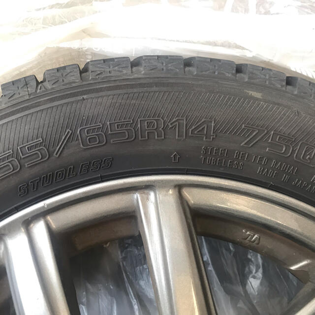 Goodyear(グッドイヤー)のスタッドレスタイヤ　Goodyear 155/65R14 4本セット①(2本分) 自動車/バイクの自動車(タイヤ・ホイールセット)の商品写真