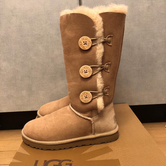 UGG(アグ)のUGG W BAILEY BUTTON TRIPLET ムートンブーツ レディースの靴/シューズ(ブーツ)の商品写真