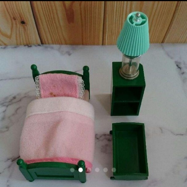 EPOCH(エポック)のシルバニアファミリー　家具　小物　セット　ベッド　ランプなど キッズ/ベビー/マタニティのおもちゃ(ぬいぐるみ/人形)の商品写真