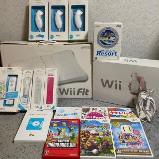 ニンテンドウ(任天堂)のWii  すぐに遊べるセット（本体とソフトなど）(家庭用ゲーム機本体)