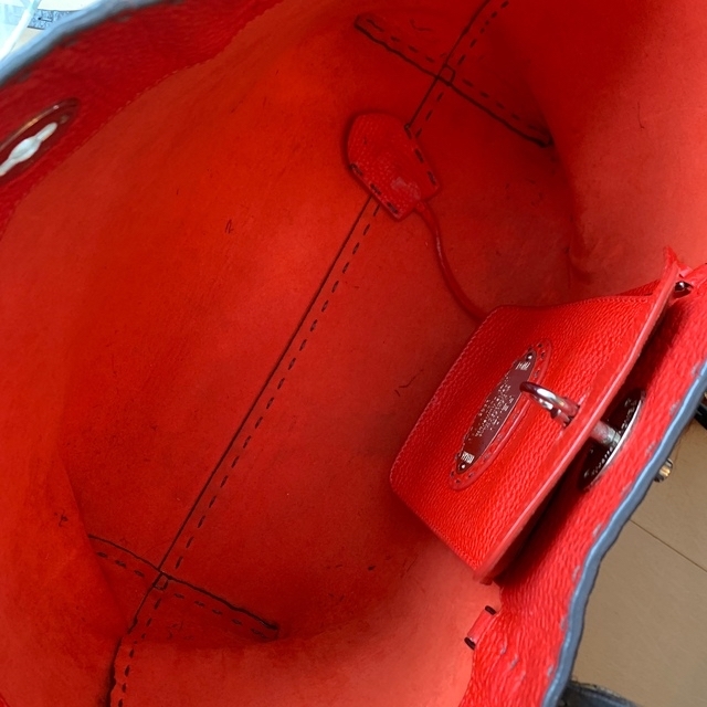 FENDI(フェンディ)のFENDI カルラ　セレリアトート　グレー　チャーム付き レディースのバッグ(トートバッグ)の商品写真