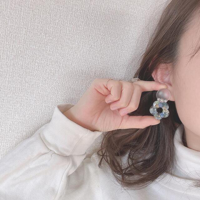 たっぷりかすみ草 ぷっくりフラワー ピアス イヤリング ハンドメイドのアクセサリー(ピアス)の商品写真