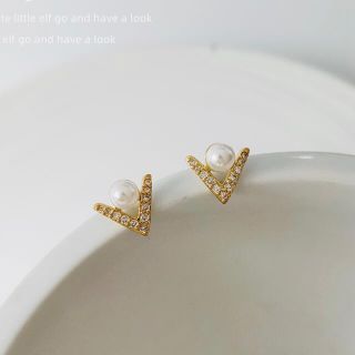 高品質V字型MINI真珠ピアス【NO.18】(ピアス)