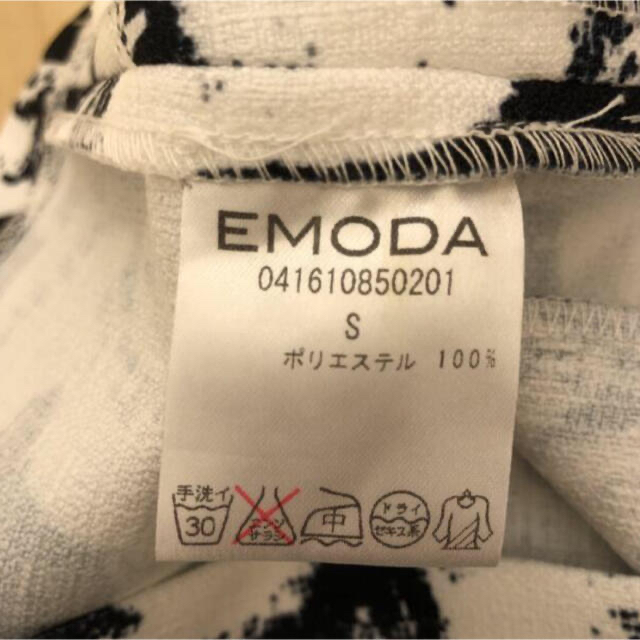 EMODA(エモダ)の白黒 花柄 台形スカート   レディースのスカート(ミニスカート)の商品写真