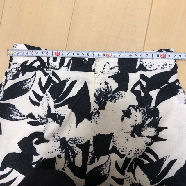EMODA(エモダ)の白黒 花柄 台形スカート   レディースのスカート(ミニスカート)の商品写真