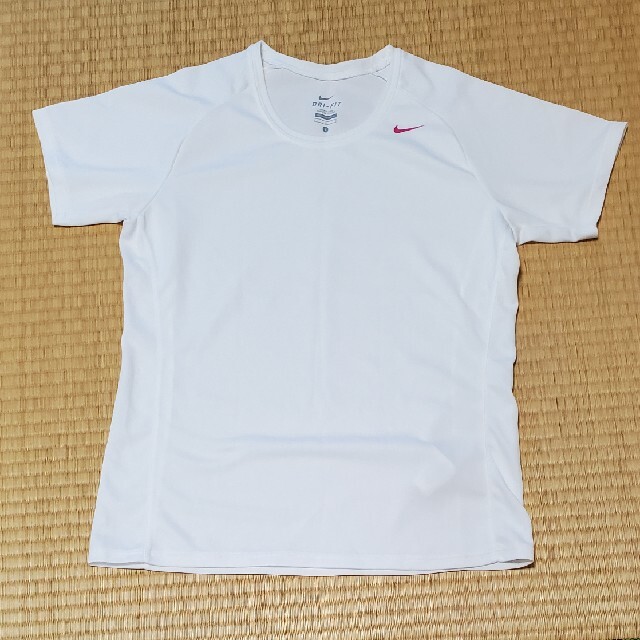 ナイキ　Tシャツ　レディース　スポーツウェア スポーツ/アウトドアのトレーニング/エクササイズ(ウォーキング)の商品写真