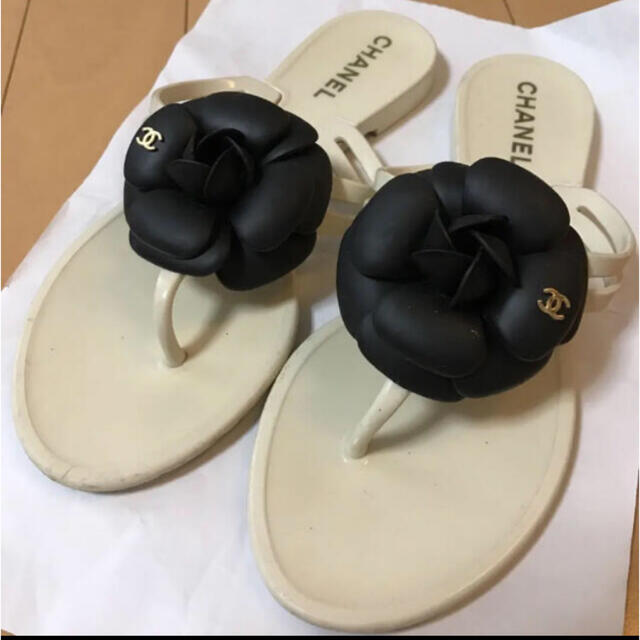 CHANEL カメリアサンダル 36 ホワイト モノトーン ビーチサンダル