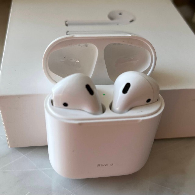 Apple(アップル)の★タイムセール中★Apple Airpods 第二世代　本体 刻印あり スマホ/家電/カメラのオーディオ機器(ヘッドフォン/イヤフォン)の商品写真