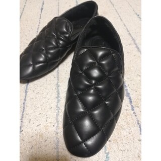 ザラ(ZARA)のZARA キルティングフラットシューズ　ブラック　22.5センチ(ローファー/革靴)