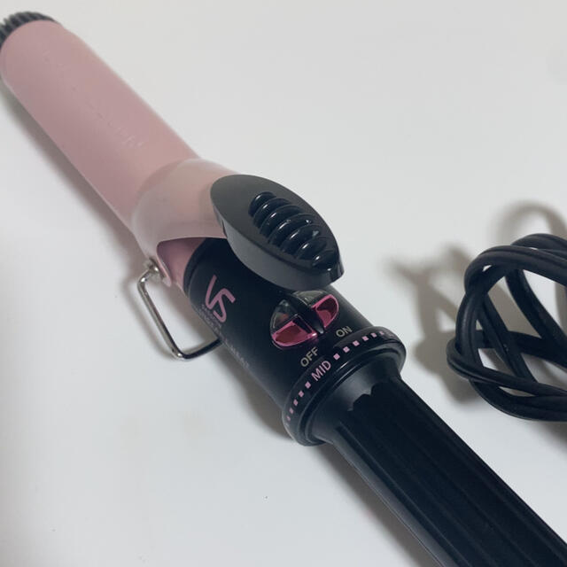 ヴィダルサスーン　ヘアアイロン　コテ　カール　ピンク　32mm スマホ/家電/カメラの美容/健康(ヘアアイロン)の商品写真