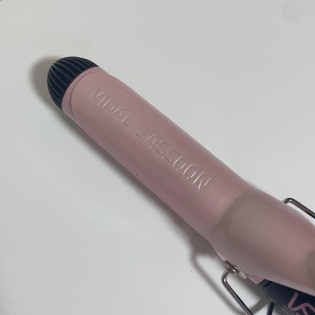 ヴィダルサスーン　ヘアアイロン　コテ　カール　ピンク　32mm スマホ/家電/カメラの美容/健康(ヘアアイロン)の商品写真