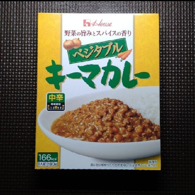 ハウス食品(ハウスショクヒン)のハウス ベジタブルキーマカレー レトルト中辛１人前 たっぷり１８０ｇ 食品/飲料/酒の加工食品(レトルト食品)の商品写真