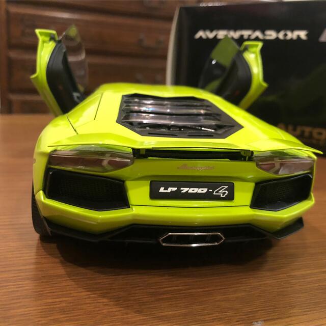 Lamborghini(ランボルギーニ)のオートアート　ランボルギーニ　アヴェンタドール　ライムグリーン 1/18 エンタメ/ホビーのおもちゃ/ぬいぐるみ(ミニカー)の商品写真