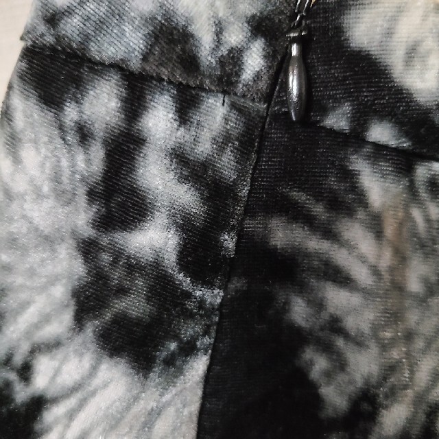 ブルーベル(日本製)ベロア調  絞り柄 切り替えブラック スカート レディースのスカート(ひざ丈スカート)の商品写真