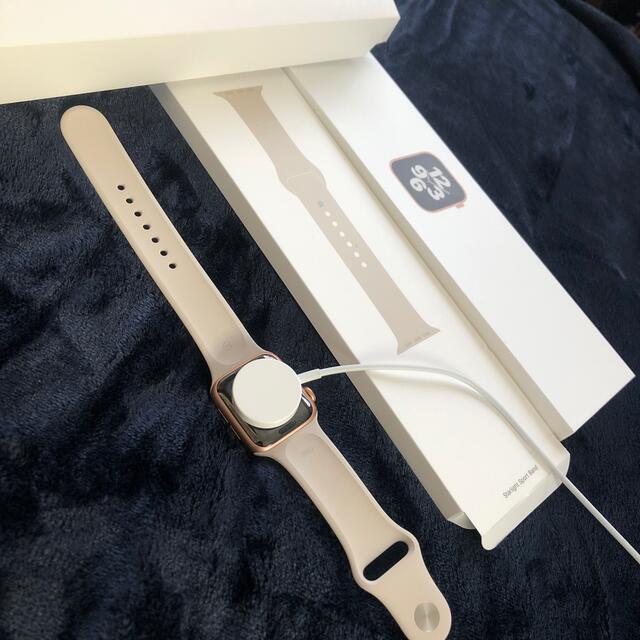 Apple(アップル)のApple Watch SE GPSモデル 40mm ゴールド MKQ03J/A スマホ/家電/カメラのスマートフォン/携帯電話(その他)の商品写真