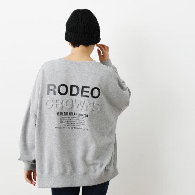 RODEO CROWNS WIDE BOWL(ロデオクラウンズワイドボウル)の新品Tグレー エンボス ロゴ スウェット レディースのトップス(トレーナー/スウェット)の商品写真