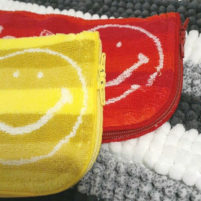 ニコちゃんマークのタオルポーチ　2枚セット レディースのファッション小物(ハンカチ)の商品写真