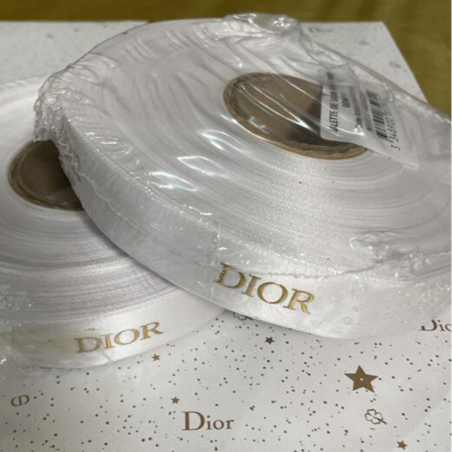 Dior(ディオール)の1ロール50mです★DIOR リボン サテンゴールドロゴ インテリア/住まい/日用品のオフィス用品(ラッピング/包装)の商品写真