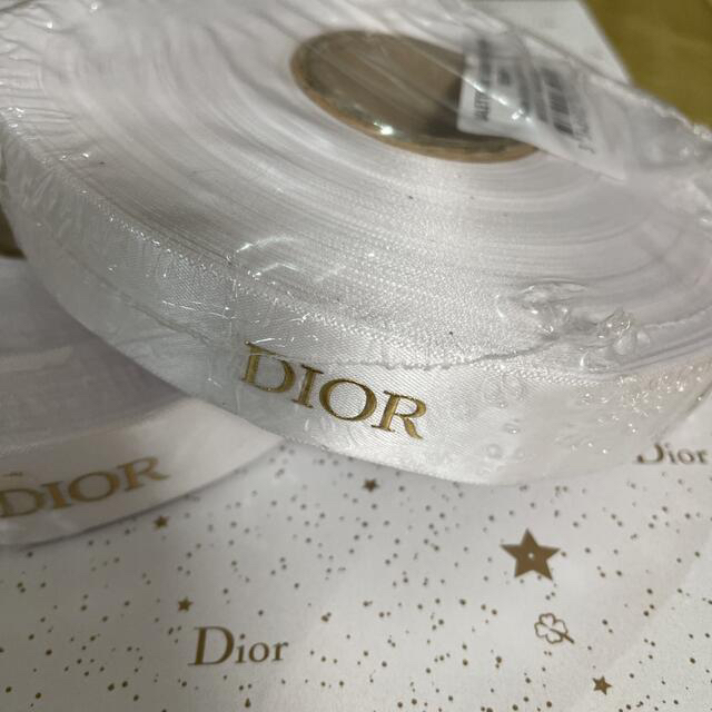 Dior(ディオール)の1ロール50mです★DIOR リボン サテンゴールドロゴ インテリア/住まい/日用品のオフィス用品(ラッピング/包装)の商品写真