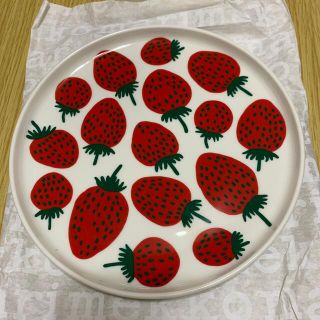 マリメッコ(marimekko)のマリメッコ　marimekko マンシッカ　いちご　プレート　皿　20㎝　未使用(食器)