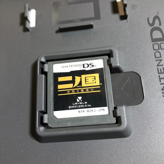 二ノ国 漆黒の魔導士 DS エンタメ/ホビーのゲームソフト/ゲーム機本体(携帯用ゲームソフト)の商品写真