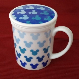 ディズニー(Disney)のディズニー☓ミッキー柄マグカップ＋茶こし・フタ付き(グラス/カップ)